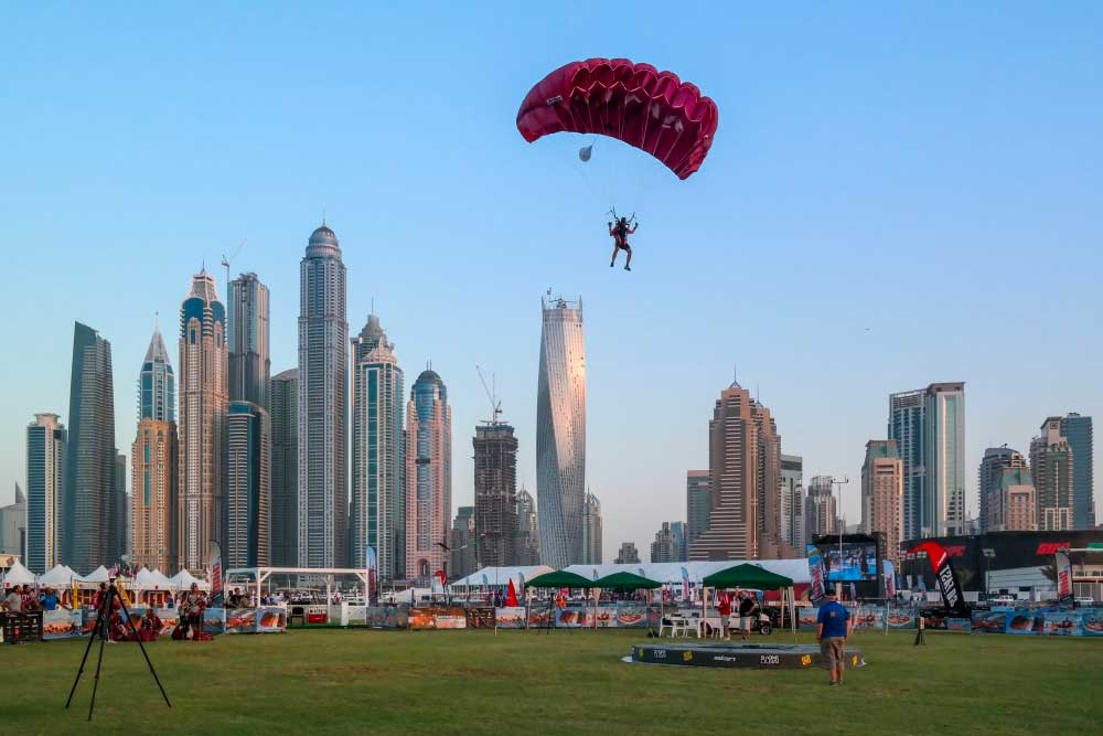 in paracadute su Dubai