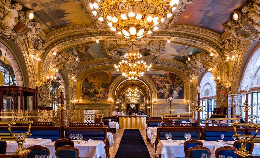 Pranza al ristorante Le Train Bleu